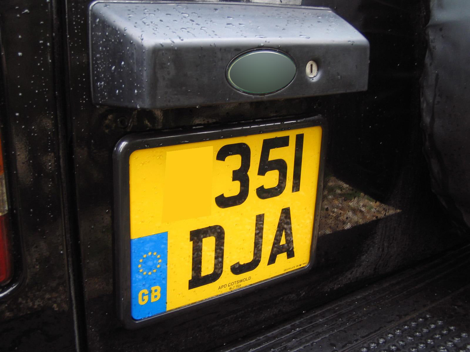 number-plate-surrounds-front-rear-black-for-land-rover-discovery